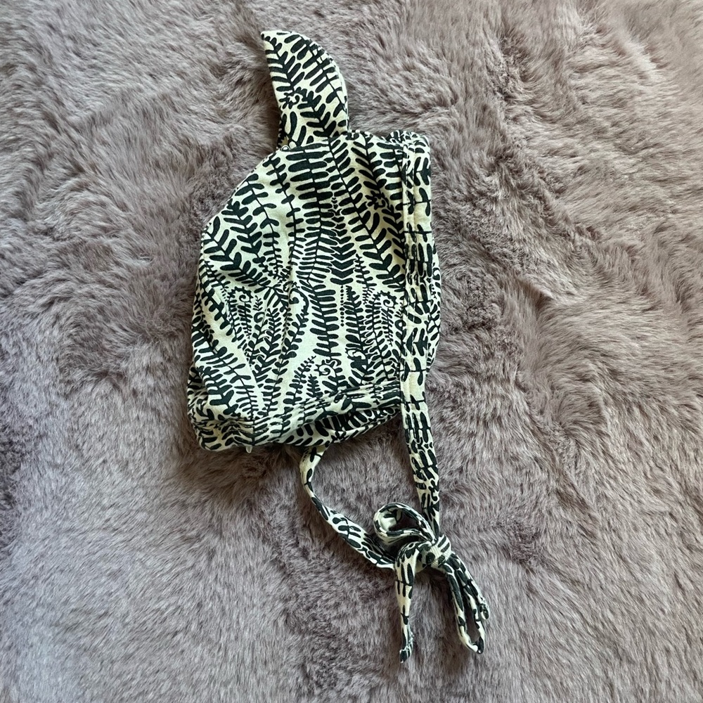 EUC Kate Quinn bear hat | the woods | beluga fern frond | 0-3 m